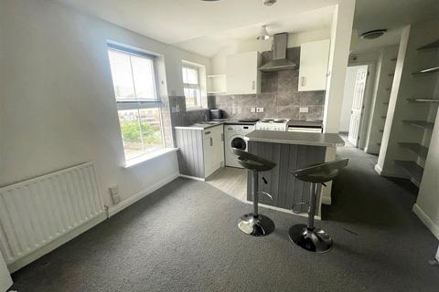 2 bedroom flat to rent, Victoria Road, Aldershot