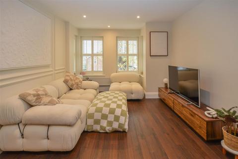 2 bedroom apartment for sale, Avenue Road, Brentwood