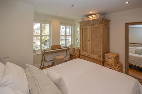 2 bedroom apartment for sale, Avenue Road, Brentwood