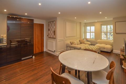 2 bedroom apartment for sale, Avenue Road, Brentwood