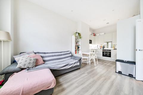 2 bedroom flat for sale, Hampton Road, Teddington, TW11