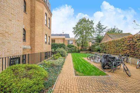 2 bedroom flat for sale, Hampton Road, Teddington, TW11