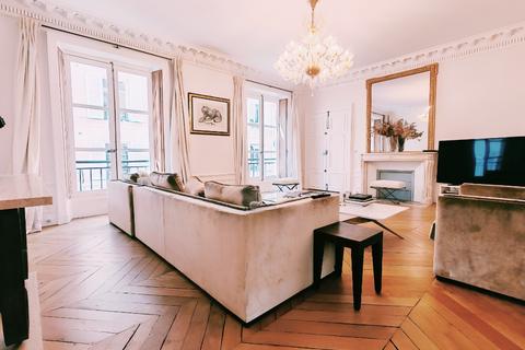 3 bedroom property, Rue du Mont Thabor