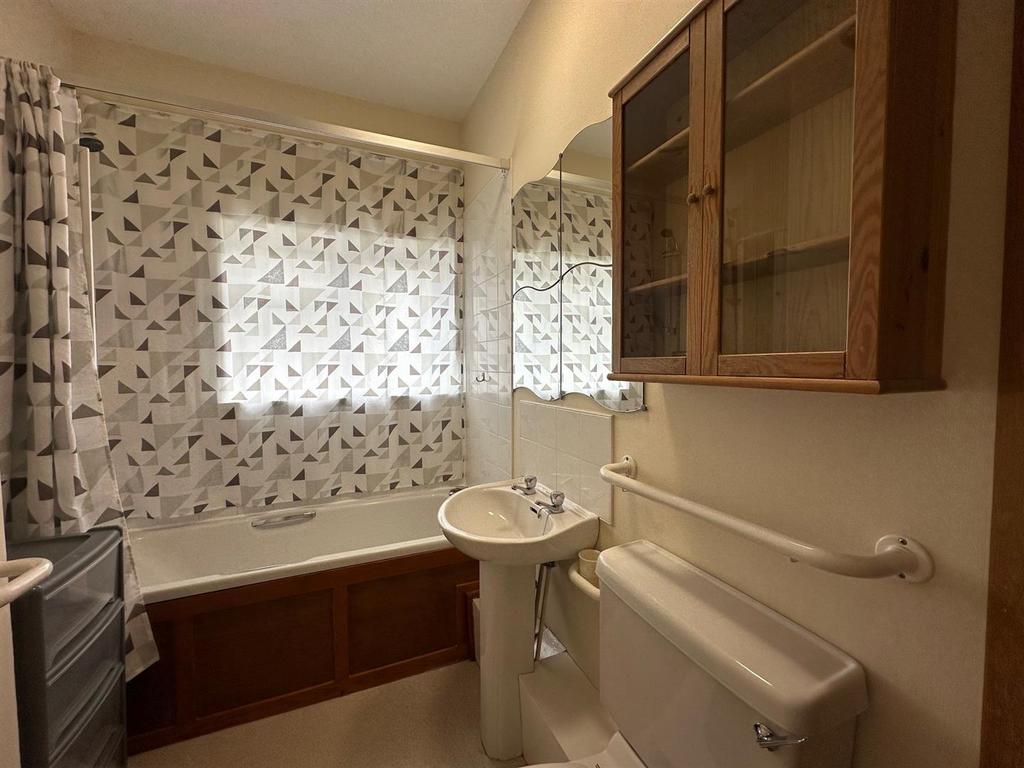 Bathroom a.jpg