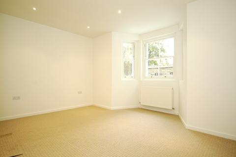 2 bedroom ground floor flat to rent, Stowe Road, London W12