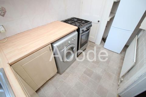 3 bedroom house to rent, Hall Grove, Hyde Park, Leeds