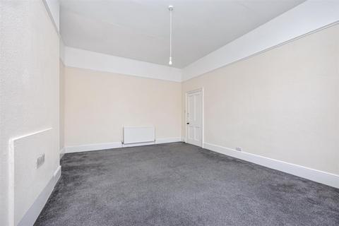 3 bedroom flat to rent, Codrington Mansions,