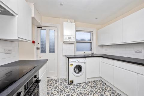 3 bedroom flat to rent, Codrington Mansions,