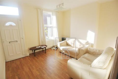 3 bedroom house to rent, Spring Grove Walk, Hyde Park, Leeds