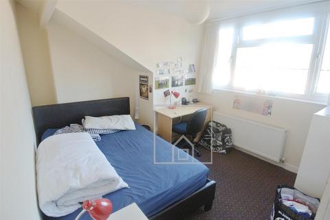 3 bedroom house to rent, Spring Grove Walk, Hyde Park, Leeds