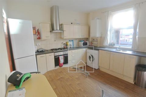 3 bedroom house to rent, Spring Grove Walk, Hyde Park, Leeds