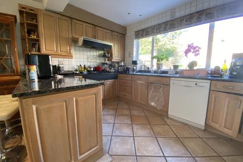 3 bedroom semi-detached house to rent, Hartland Drive, Edgware, HA8