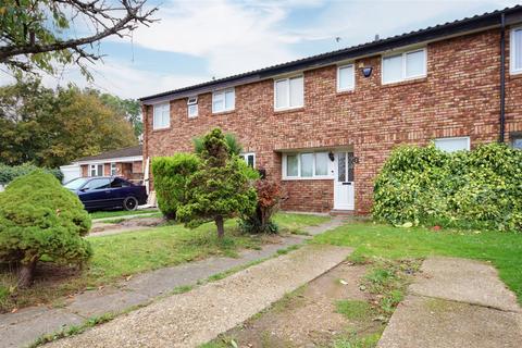 3 bedroom house to rent, Cussons Close, West Cheshunt