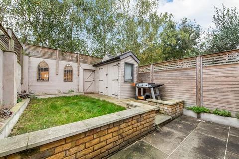 3 bedroom end of terrace house to rent, Kemble Road, London, SE23