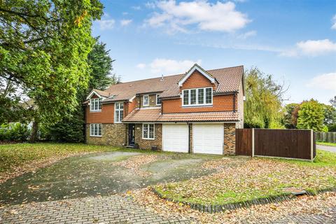 5 bedroom detached house to rent, Barn Close, Banstead SM7