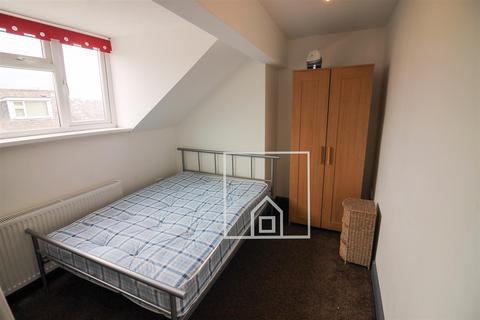 2 bedroom house to rent, Autumn Grove, Hyde Park, Leeds