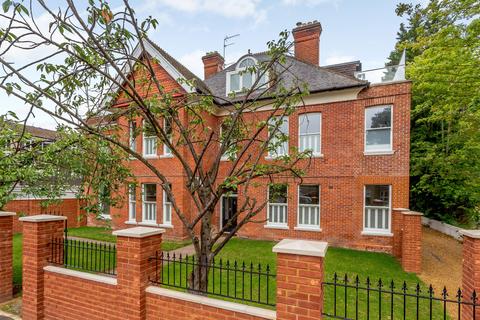 St. Georges Avenue, Weybridge, KT13