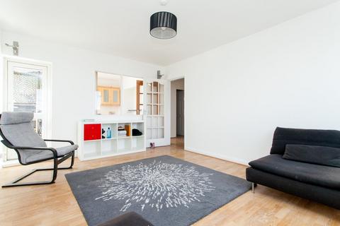 3 bedroom flat to rent, Michael Cliffe House, Skinner Street, Angel