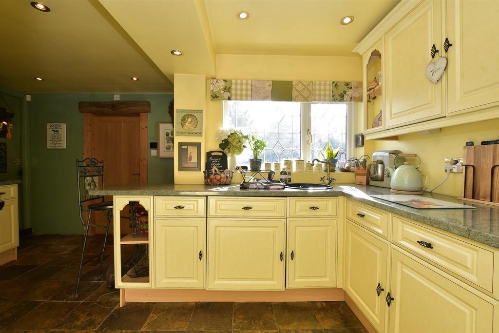 Kitchen/ Breakfast Room