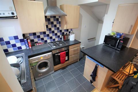 4 bedroom terraced house to rent, Thornville Mount, Hyde Park, Leeds, LS6 1JX