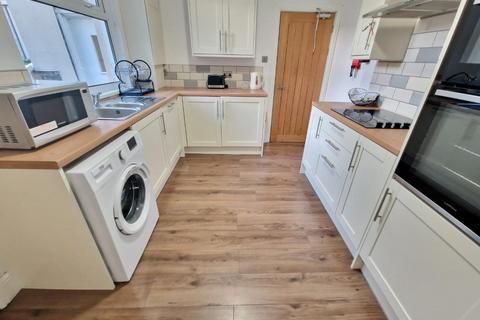 3 bedroom terraced house to rent, Old Durham Road, Gateshead NE8