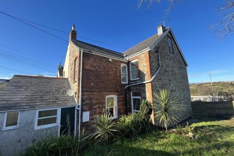 4 bedroom end of terrace house to rent, Station Road, Truro