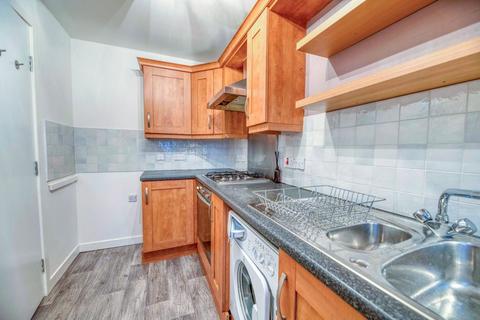 2 bedroom flat to rent, 99T – St Triduanas Rest, Edinburgh, EH7 6LN