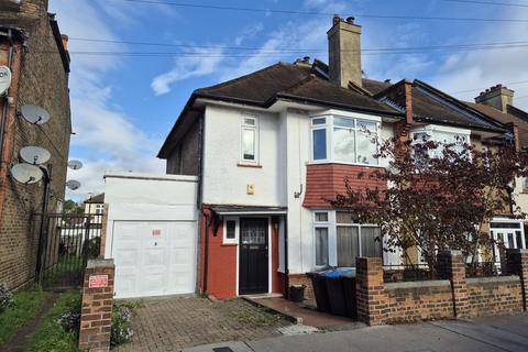 3 bedroom semi-detached house to rent, Semley Road, Norbury