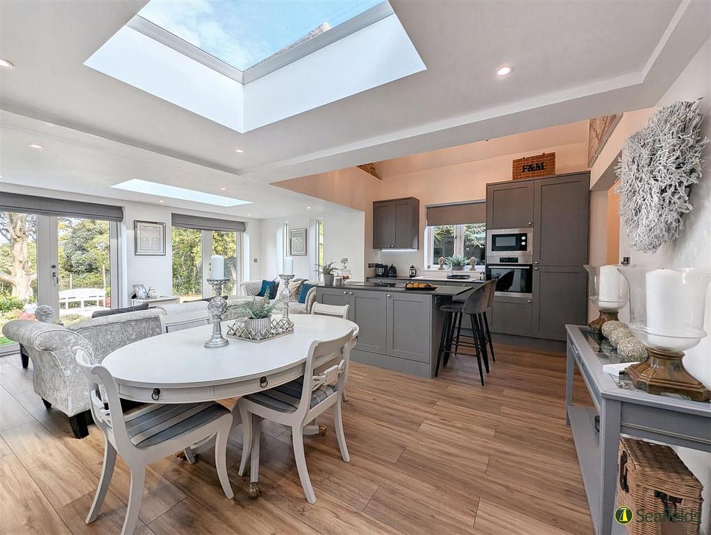 Kitchen/Dining Area