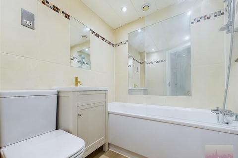 2 bedroom flat to rent, Lyon Road, Harrow