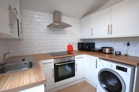 3 bedroom terraced house to rent, Cowley Road, London SW9