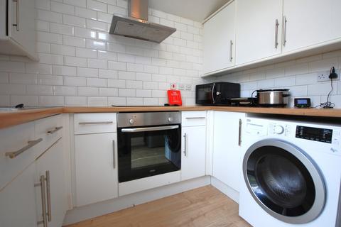 3 bedroom terraced house to rent, Cowley Road, London SW9