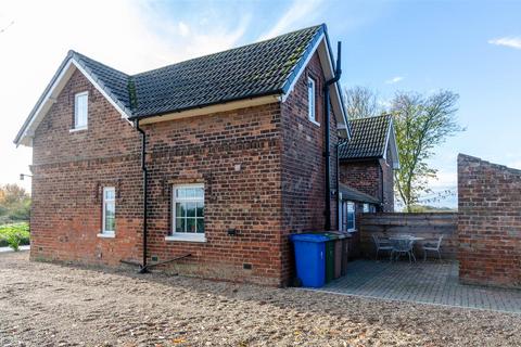 3 bedroom cottage to rent, Enholmes Lane, Patrington, Hull