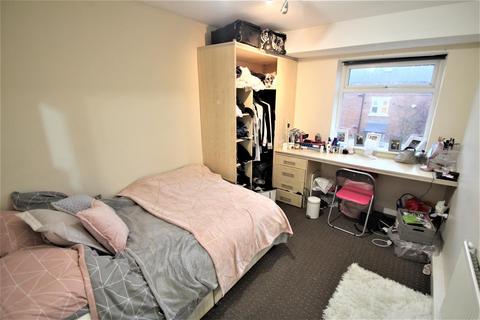 3 bedroom apartment to rent, Headingley Rise, Welton Road, Hyde Park, Leeds, LS6 1EE