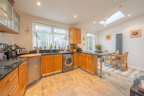 25 Carr Manor Mount, Leeds, LS17 5DG
