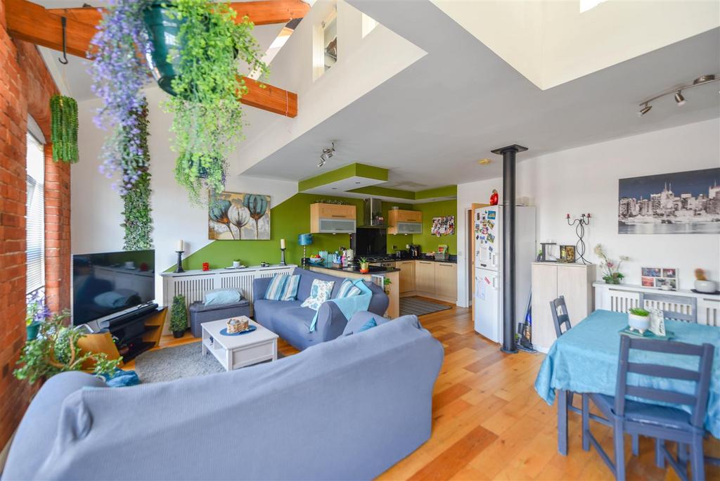 Lounge/dining/kitchen
