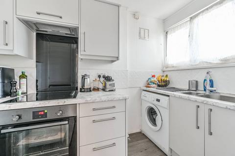 Studio to rent, Deeley Road, Battersea, London, SW8