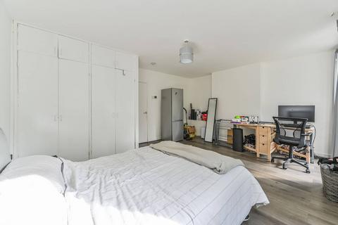 Studio to rent, Deeley Road, Battersea, London, SW8