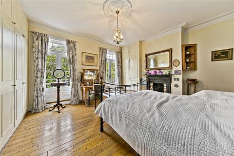 4 Lawn Crescent, Richmond, TW9 3NR