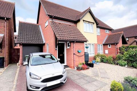 3 bedroom semi-detached house to rent, Falcon Close, Sandy