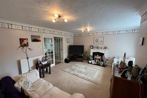 3 bedroom semi-detached house to rent, Falcon Close, Sandy