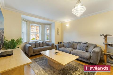 3 bedroom flat for sale, Newsholme Drive, London