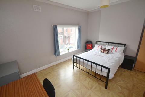 5 bedroom detached house to rent, Landcross Road, Manchester M14