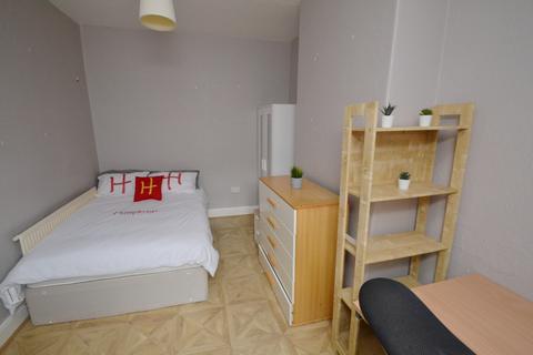 5 bedroom detached house to rent, Landcross Road, Manchester M14