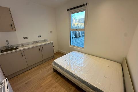 Studio to rent, Garratt Lane, London SW17