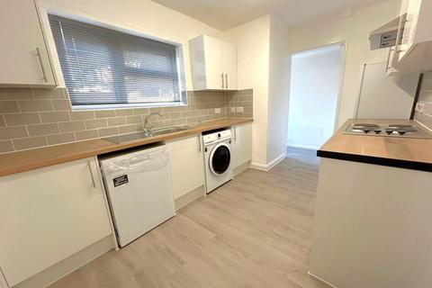 2 bedroom terraced house to rent, Lockwood Path, Woking GU21