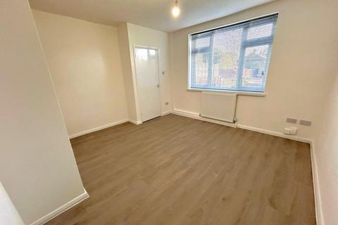 2 bedroom terraced house to rent, Lockwood Path, Woking GU21