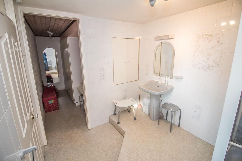 En-suite/ Dressing area
