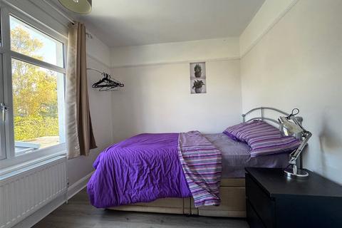 Property to rent, Princes Avenue, Carshalton, SM5