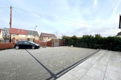 8 bedroom semi-detached house to rent, Langley Road, Slough SL3